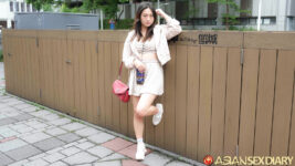 Hot Taiwanese model poses for photo